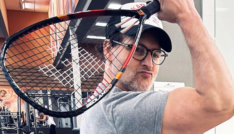 Peter-Facinelli-holding-a-racquetball-racquet-while-showing-his-biceps.jpg
