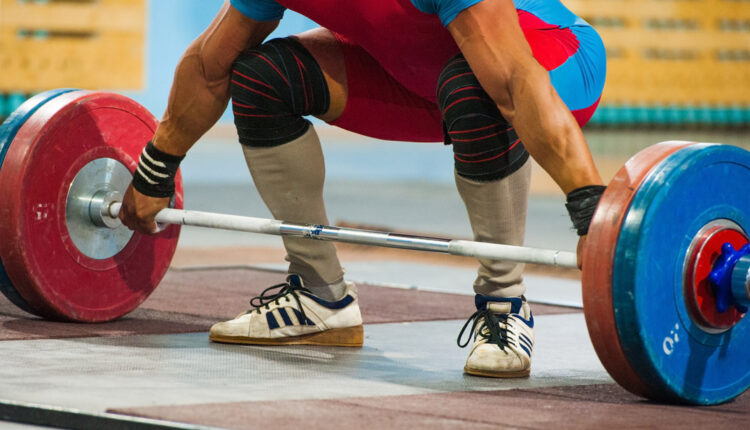 Powerlifter-wearing-weight-lifting-shoes-when-squatting.jpg